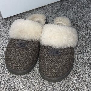 UGG SLIPPERS